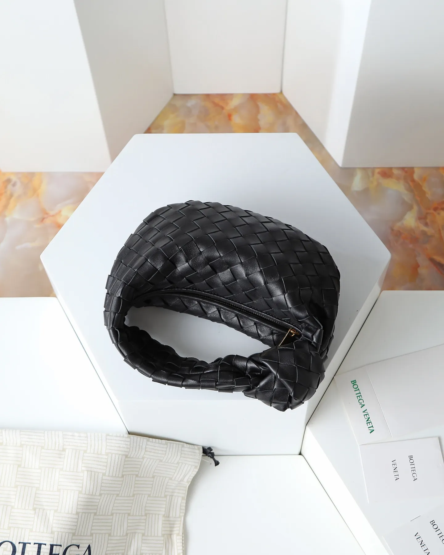 800. Bottega veneta͙.——-The latest braided and knotted hobo🔥 The top-grade lambskin leather is very soft, the bag shape is unique, practical and durable. It retains the traditional weaving elements while being a bit more flamboyant ~ Made of hand-woven sheepskin, zipper opening and closing, curved seamless structure, effortless to match. Highly recommended⚠️⚠️⚠️ The most high-end in the market🌈Welcome to compare [Factory complete package] size: 23x15x5cm.   Model: 651876